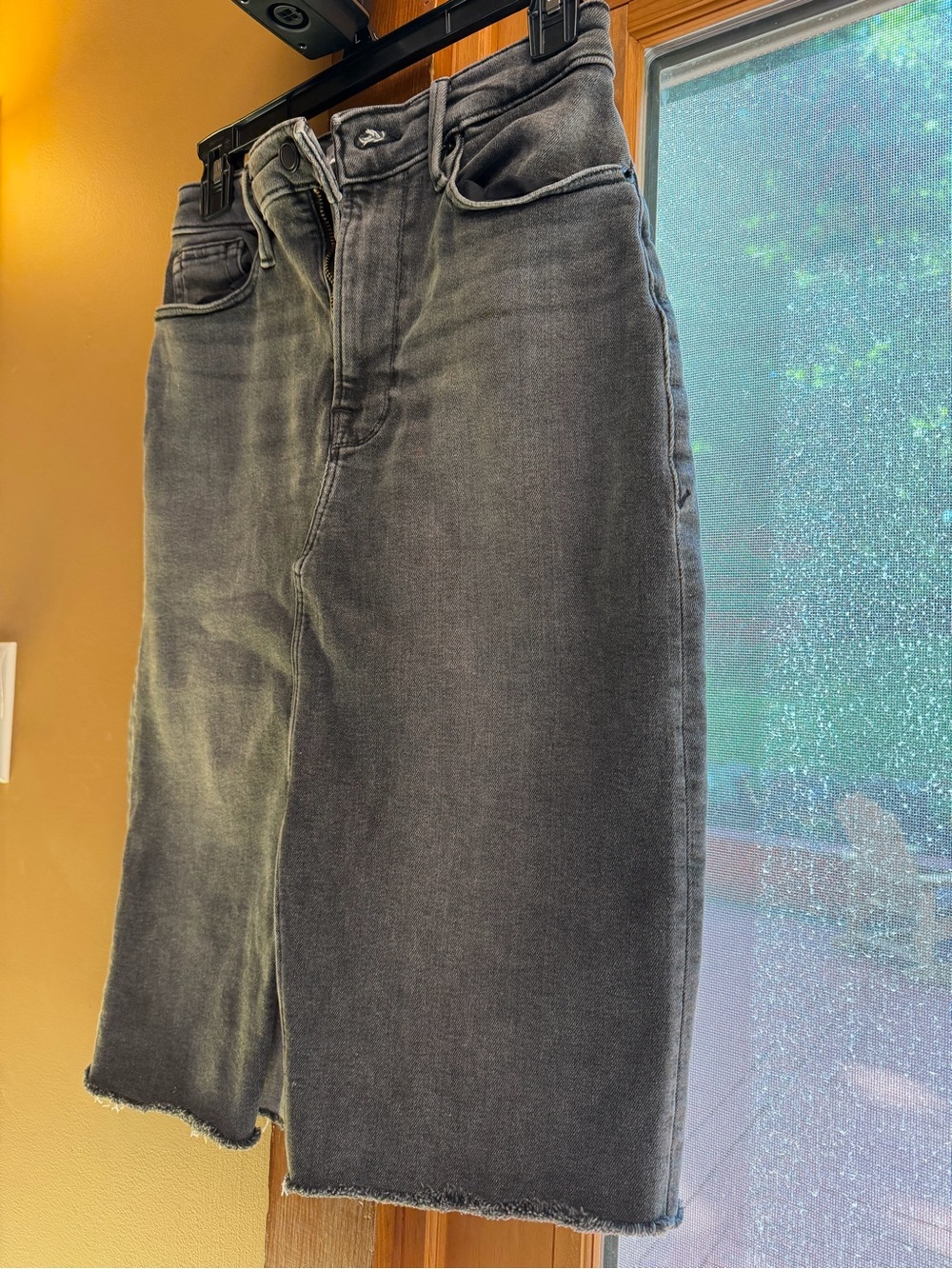 Good American Women’s Slim Stretch Skirt - Faded Gray Wash Frayed Hem, small